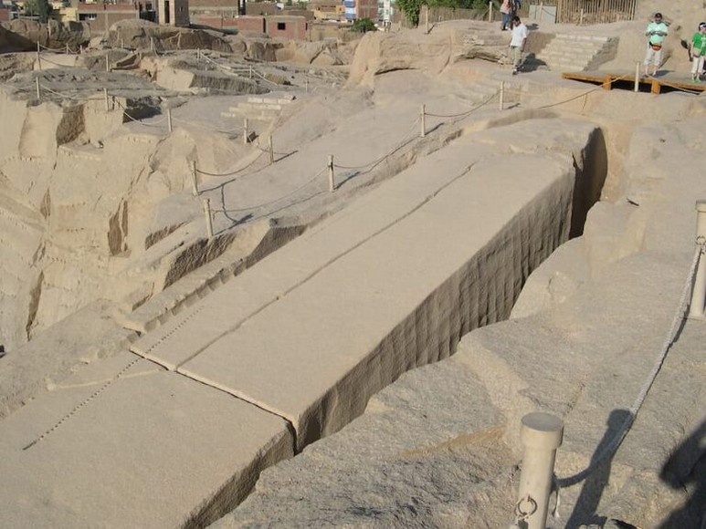 Tháp đá chưa hoàn thiện tại khu mỏ đá cổ Aswan