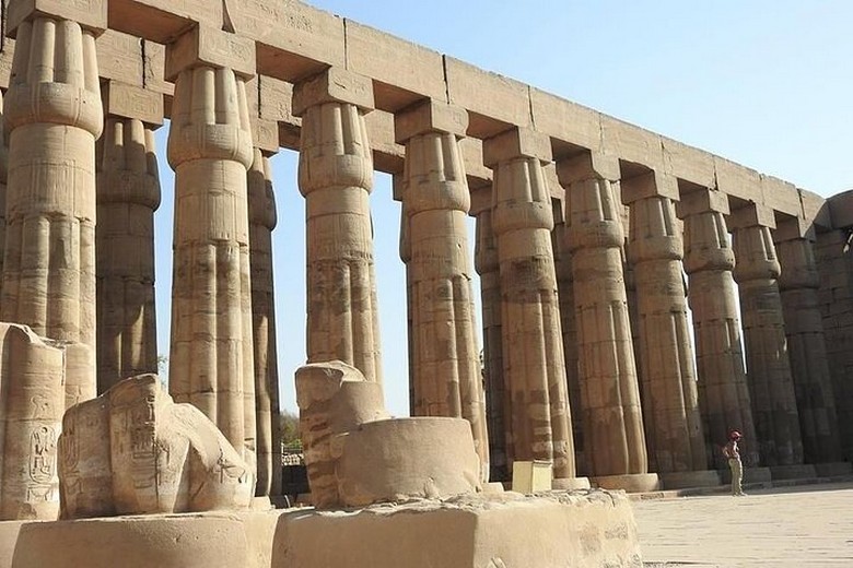 Đền Karnak với hàng cột khổng lồ tại Luxor