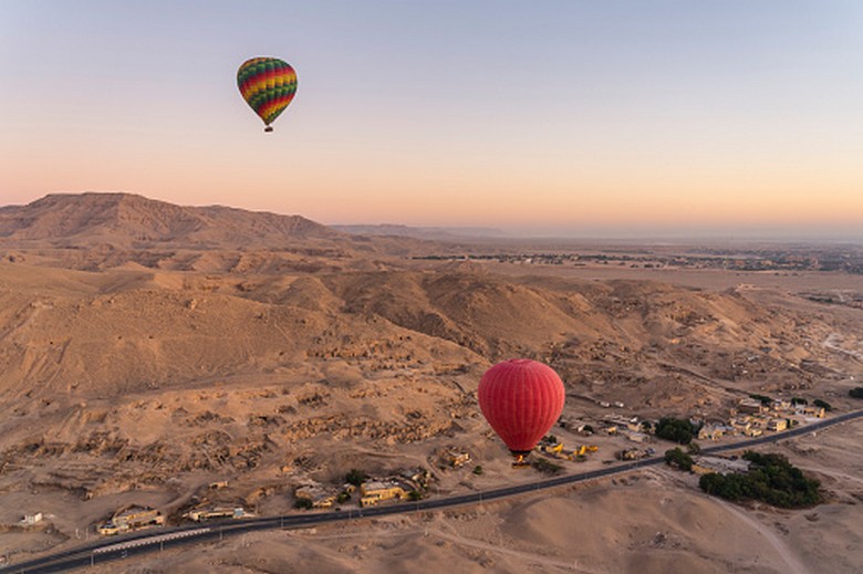 Khinh khí cầu bay trên bầu trời Luxor lúc bình minh