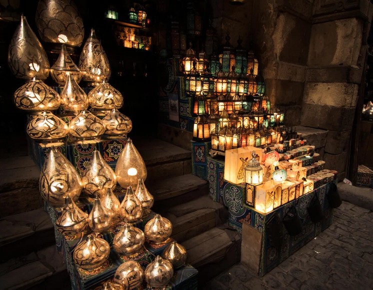Lối đi hẹp đầy đèn lồng và quầy hàng trong chợ Khan el-Khalili