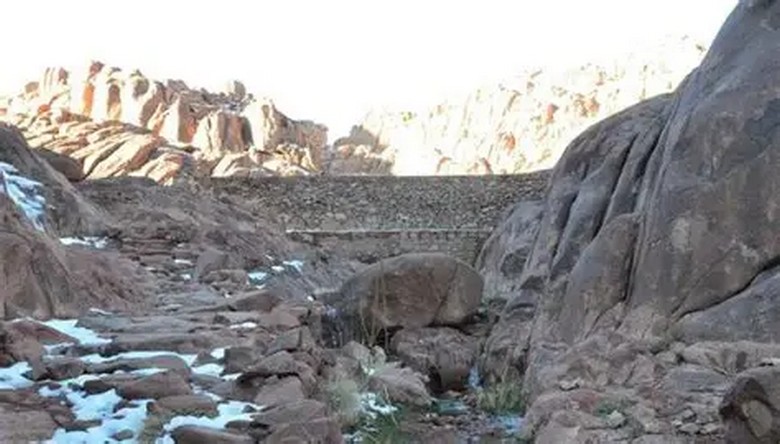  750 bậc đá dốc đứng gần đỉnh núi Sinai