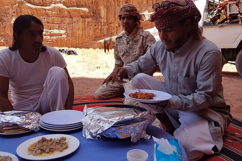  Đoàn khách nghỉ chân tại lều trà Bedouin trên đường leo núi