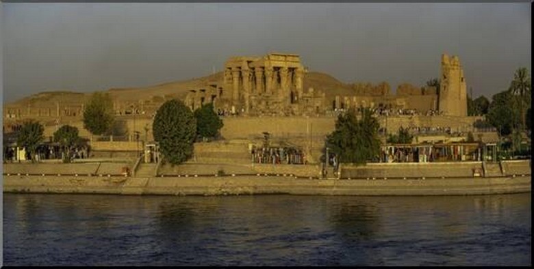  Đền Kom Ombo bên bờ sông Nile lúc hoàng hôn