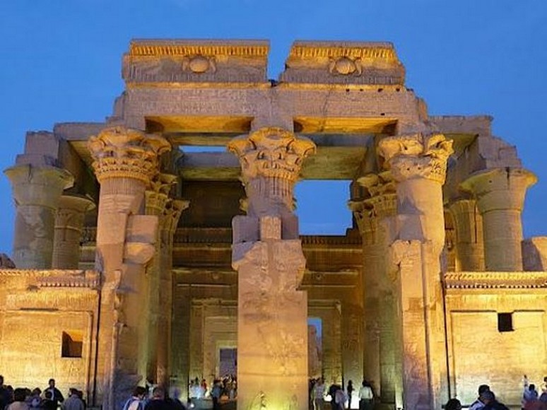 Hai sảnh cột đối xứng bên trong đền Kom Ombo