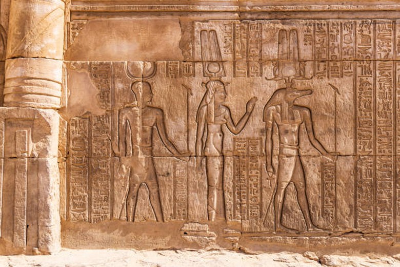 Phù điêu thần Sobek đầu cá sấu tại đền Kom Ombo