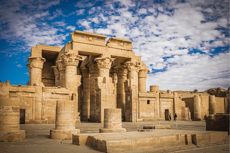  Đền Kom Ombo nhìn từ sông Nile lúc hoàng hôn