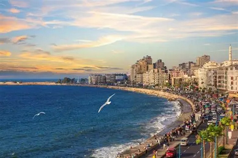  Đường Corniche ven biển Alexandria lúc hoàng hôn