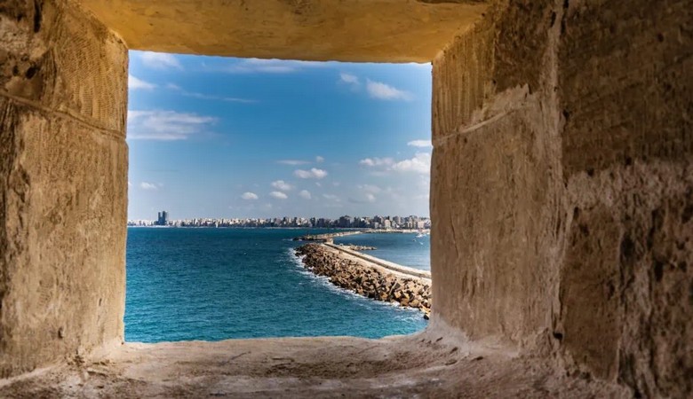  Bên trong thành Qaitbay nhìn ra Địa Trung Hải