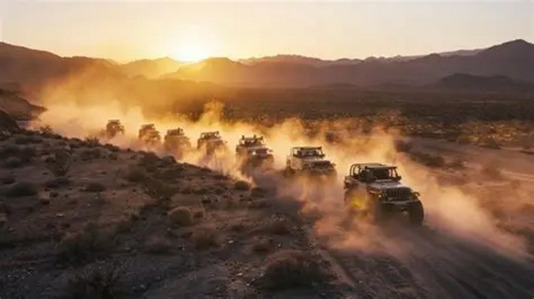 Đoàn khách di chuyển bằng xe địa hình 4x4 qua Sa mạc Đen