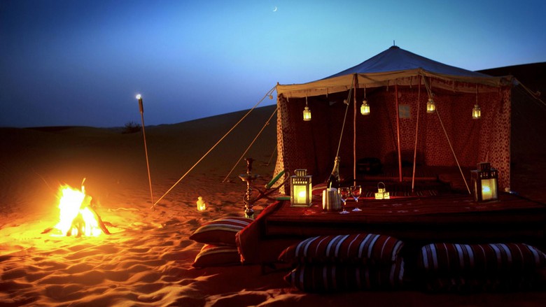 Lều trại và bữa tối Bedouin dưới bầu trời hoàng hôn tại Sa mạc Trắng