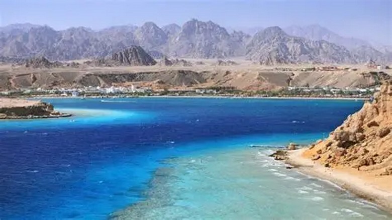 Toàn cảnh bãi biển Sharm El Sheikh và núi Sinai phía xa