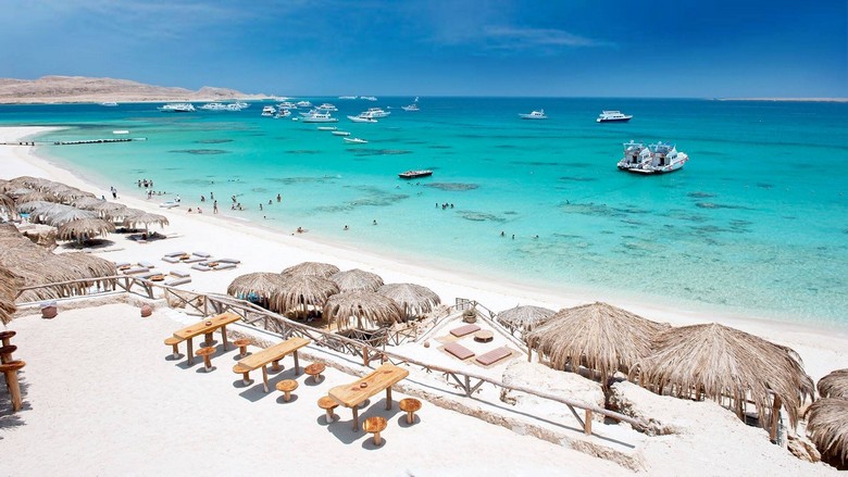 Bãi biển và nước biển trong xanh tại Hurghada