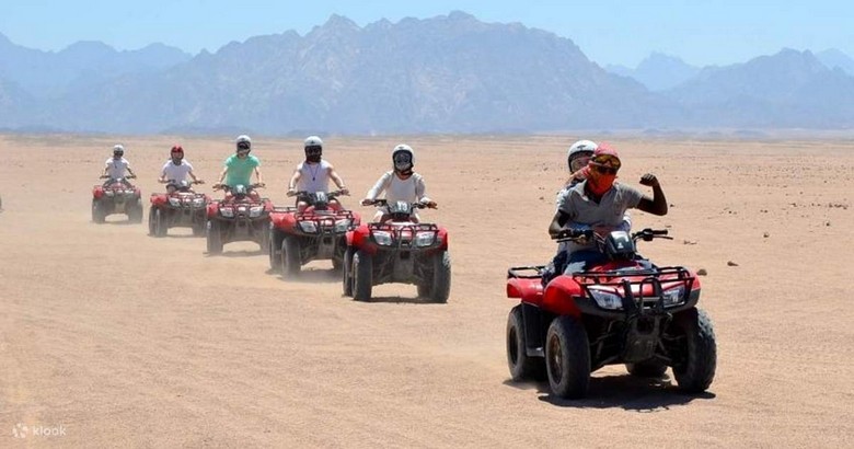  Đoàn khách cưỡi xe địa hình khám phá sa mạc gần Hurghada