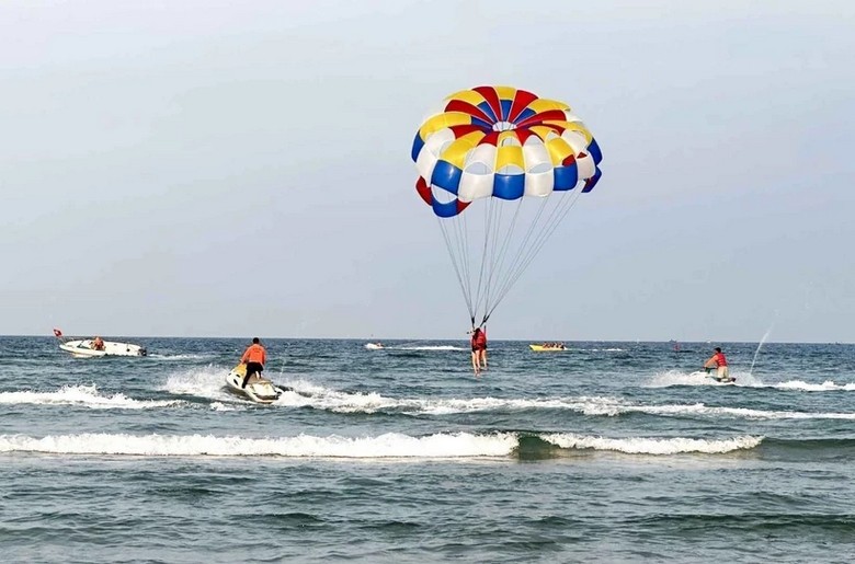 Du khách chơi mô tô nước và dù kéo trên biển Hurghada