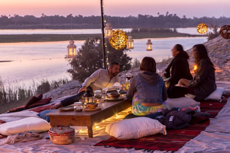 Du khách ngồi nhâm nhi trà bên quán ahwa ven sông Nile lúc hoàng hôn