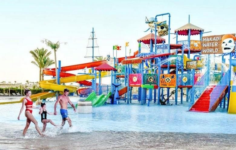 Trẻ em vui chơi tại công viên nước Makadi Water World