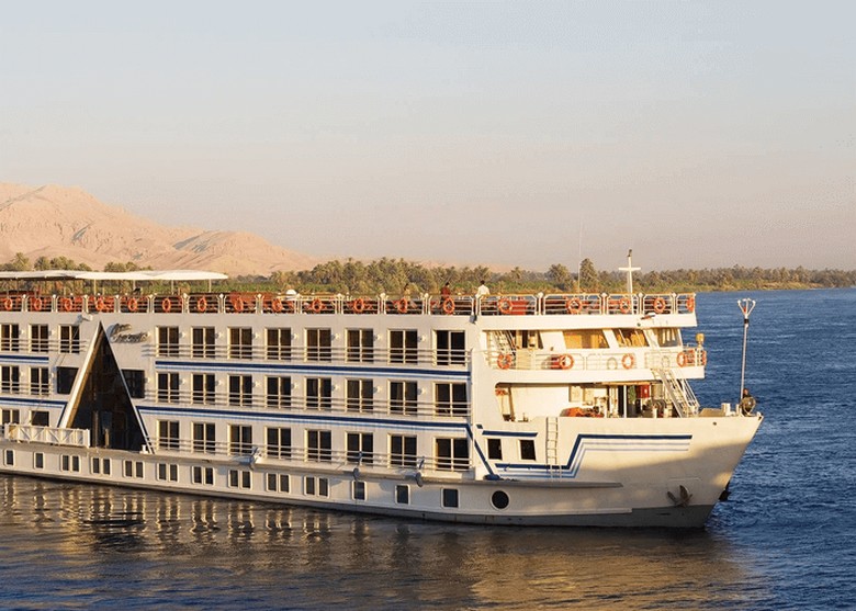  Du thuyền sông Nile neo đậu lúc hoàng hôn ở Aswan