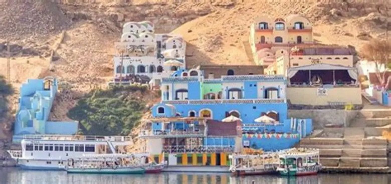 Những căn nhà Nubia sơn màu rực rỡ bên bờ sông Nile ở Gharb Soheil