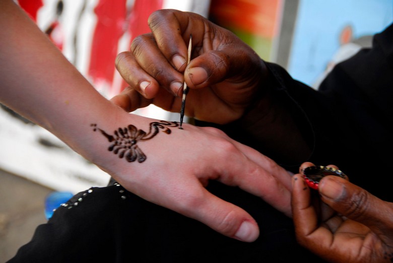 Du khách được vẽ henna lên tay tại làng Nubia
