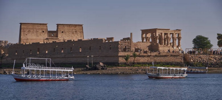  Thuyền máy chở khách cập bến đảo Agilkia để vào đền Philae