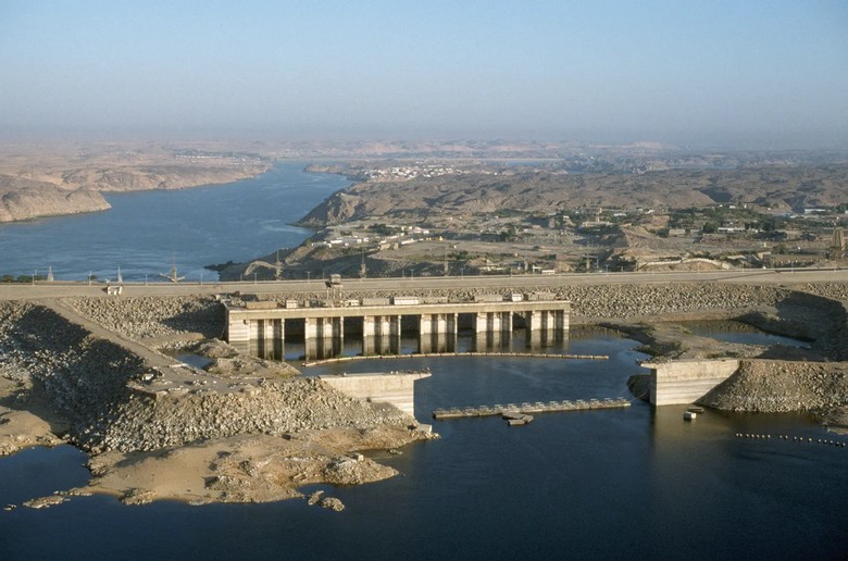  Toàn cảnh đập cao Aswan và hồ Nasser mênh mông phía sau