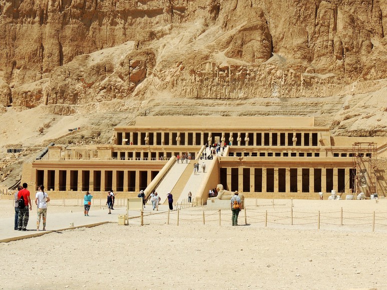 Du khách che nắng tham quan đền Luxor vào buổi sáng sớm