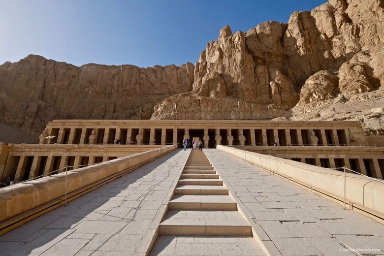Đường dốc dẫn lên các tầng của đền Hatshepsut