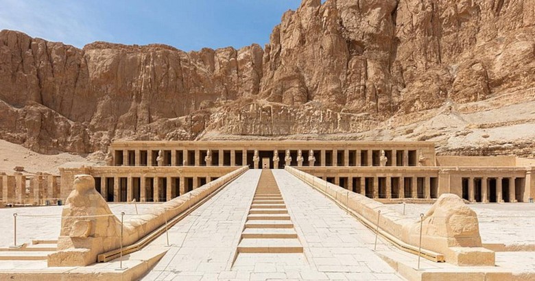  Toàn cảnh đền Hatshepsut nhìn từ xa với vách núi phía sau