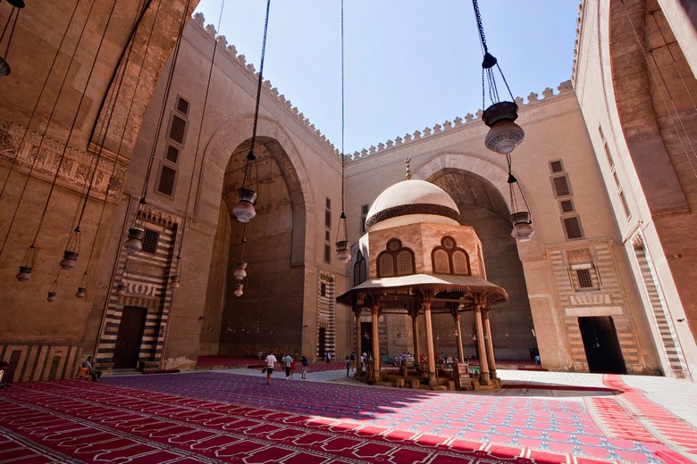 Sân trong nhà thờ Sultan Hassan với kiến trúc Mamluk