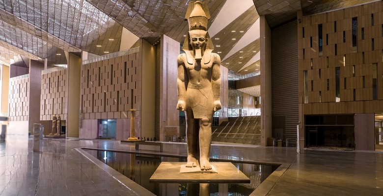 Đại sảnh Đại Bảo tàng Ai Cập với tượng pharaoh Ramesses II