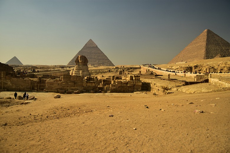 Toàn cảnh ba Kim Tự Tháp Giza và Tượng nhân sư Sphinx dưới nắng