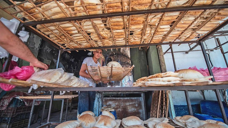 Quầy bán bánh mì dẹt aish baladi trên phố Cairo