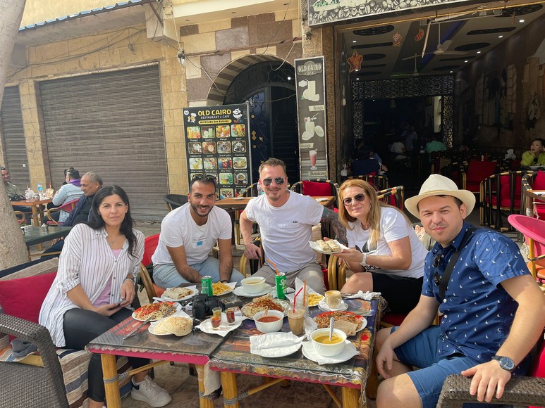 Du khách thưởng thức món đường phố tại quán địa phương ở Cairo