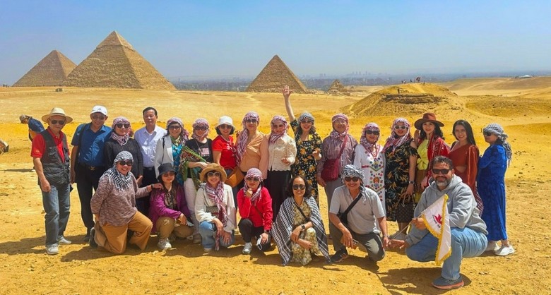 Đoàn khách Hà Nội chụp ảnh kỷ niệm trước Kim tự tháp Giza