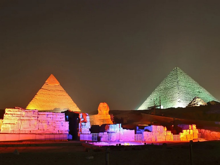 Kim Tự Tháp Giza và Tượng nhân sư Sphinx được chiếu sáng trong show ánh sáng về đêm