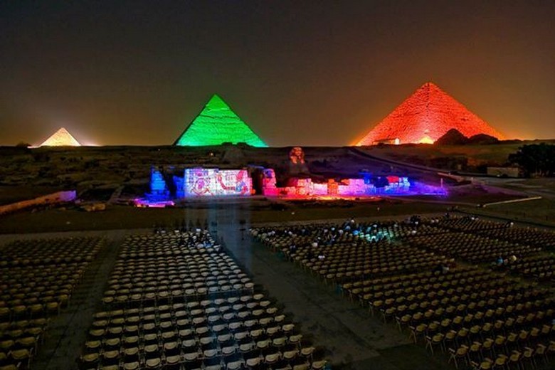  Khán đài ngoài trời của show ánh sáng nhìn ra ba kim tự tháp Giza buổi tối