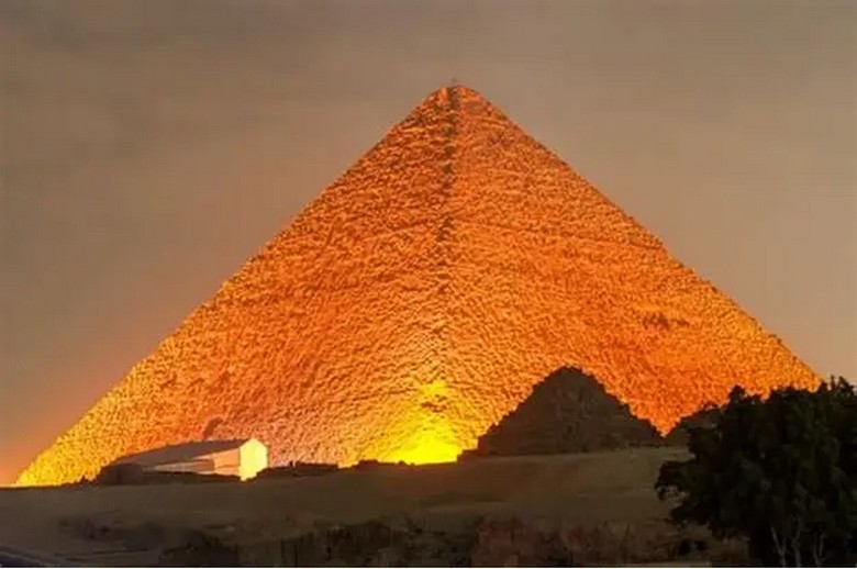  Toàn cảnh Kim Tự Tháp Giza lên đèn vàng rực trong đêm nhìn từ xa