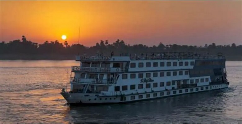 Du thuyền sông Nile cỡ lớn neo bên bờ Aswan trong ánh hoàng hôn