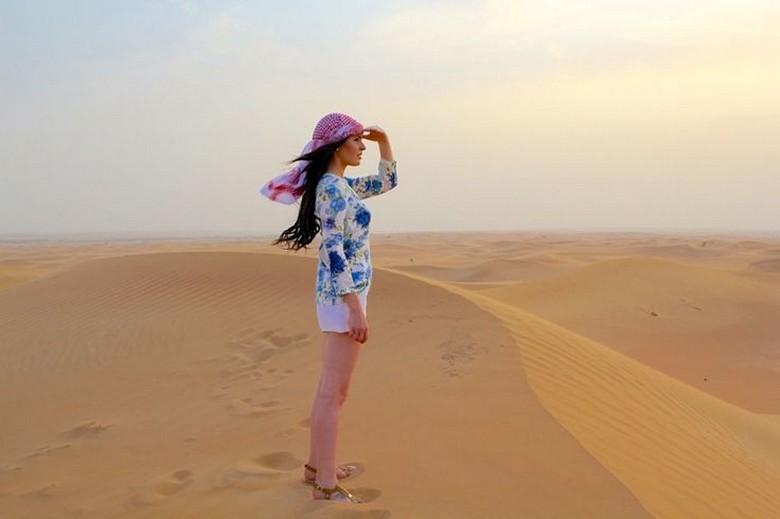 Du khách mặc áo khoác mỏng buổi tối trên sa mạc