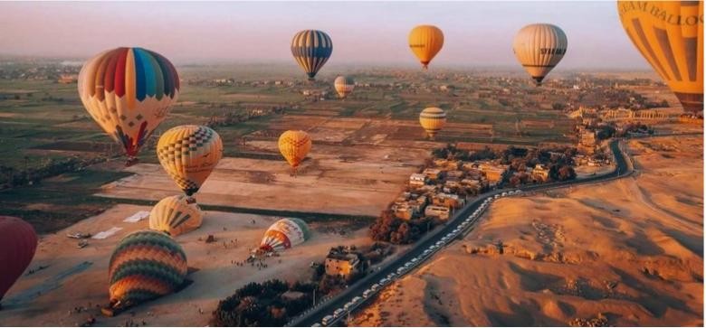 Đoàn khinh khí cầu chuẩn bị bơm hơi trước bình minh