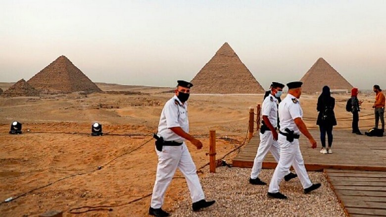  Cảnh sát du lịch tuần tra tại khu Kim tự tháp Giza