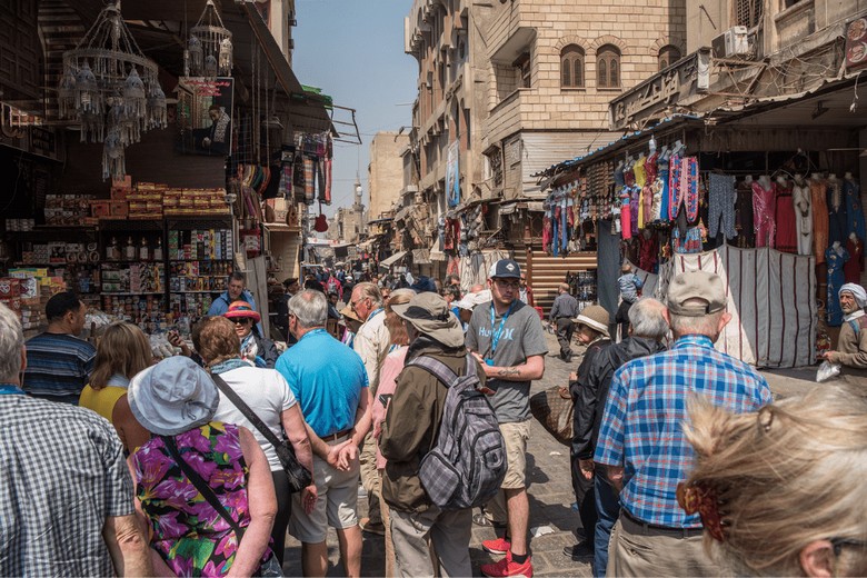 Du khách tham quan đông đúc và an toàn ở chợ Khan el-Khalili