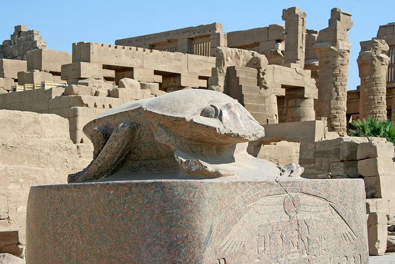 Tượng bọ hung khổng lồ bên hồ thiêng đền Karnak ở Luxor