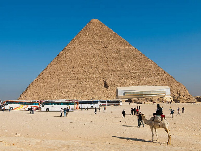 Xe buýt điện đưa đón khách trong khu Kim tự tháp Giza