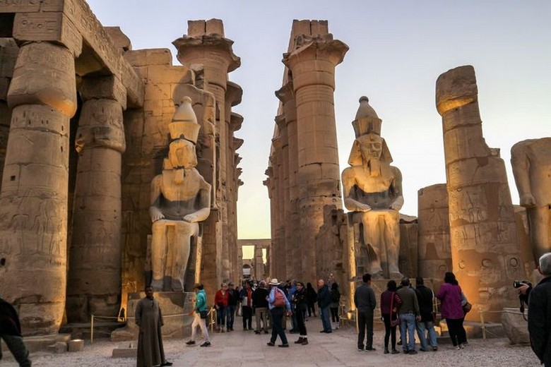 Du khách tham quan đền Karnak vào mùa mát dễ chịu