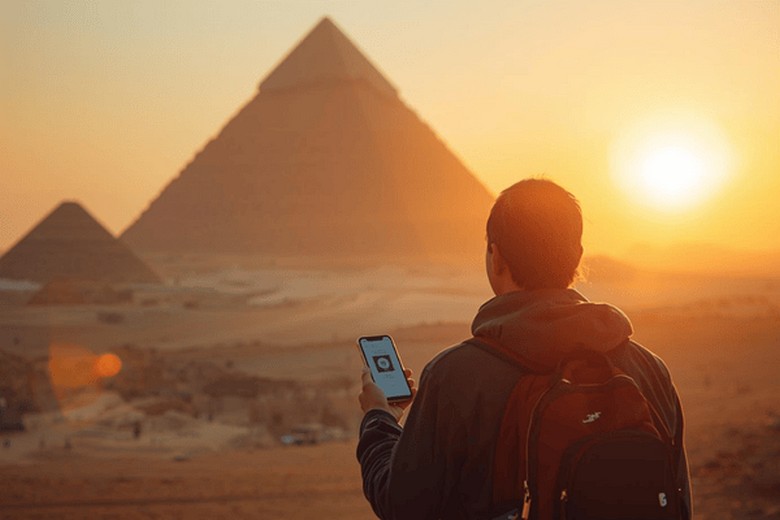Du khách dùng bản đồ trên điện thoại tại Kim tự tháp Giza