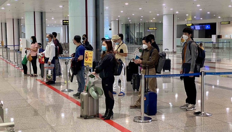 Du khách kéo vali tại sân bay Nội Bài