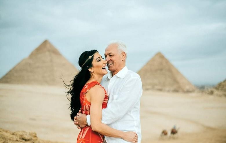 Cặp đôi chụp ảnh trước Kim tự tháp Giza lúc chiều muộn