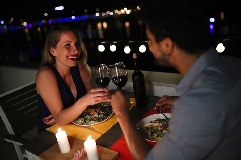 Đôi vợ chồng dùng bữa tối trên du thuyền sông Nile về đêm
