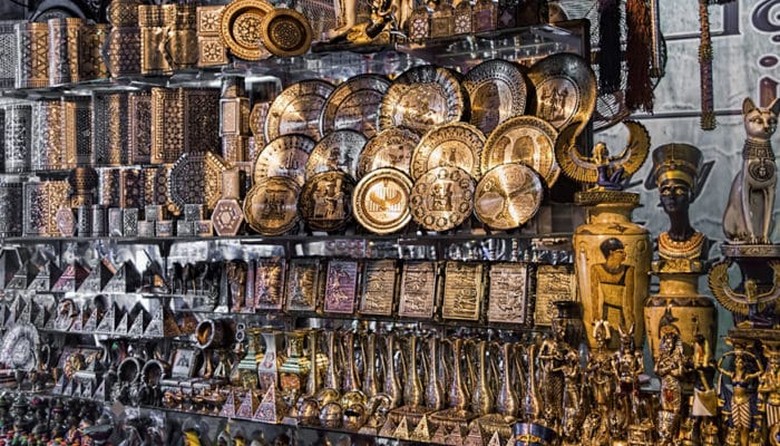 Quầy hàng đầy màu sắc trong chợ Khan el-Khalili Cairo